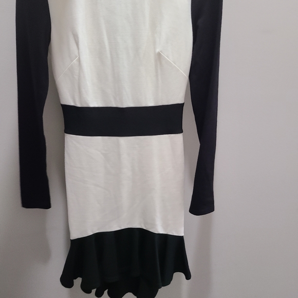 BEBE LONG SLEEVE FLOUNCED  DRESS SIZE XS - Picture 3 of 9